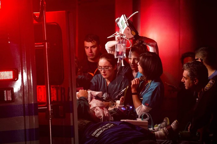 Nhân viên y tế giúp đỡ bệnh nhân trong một chiếc xe cấp cứu trong đợt di tản tại Bệnh viện Tisch thuộc Đại học New York hôm 29/10. Bệnh viện này đã phải di chuyển hơn 200 bệnh nhân sau khi máy phát sự phòng bị hỏng trong đợt mất điện diện rộng do bão Sandy gây ra.